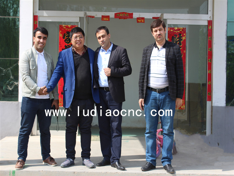 俄羅斯老客戶再次親自上門(mén)購(gòu)木工雕刻機(jī)